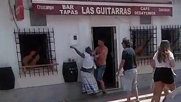 Agentes de la Guardia Civil reducen a una mujer que había agredido a varias personas en el centro de Chiclana