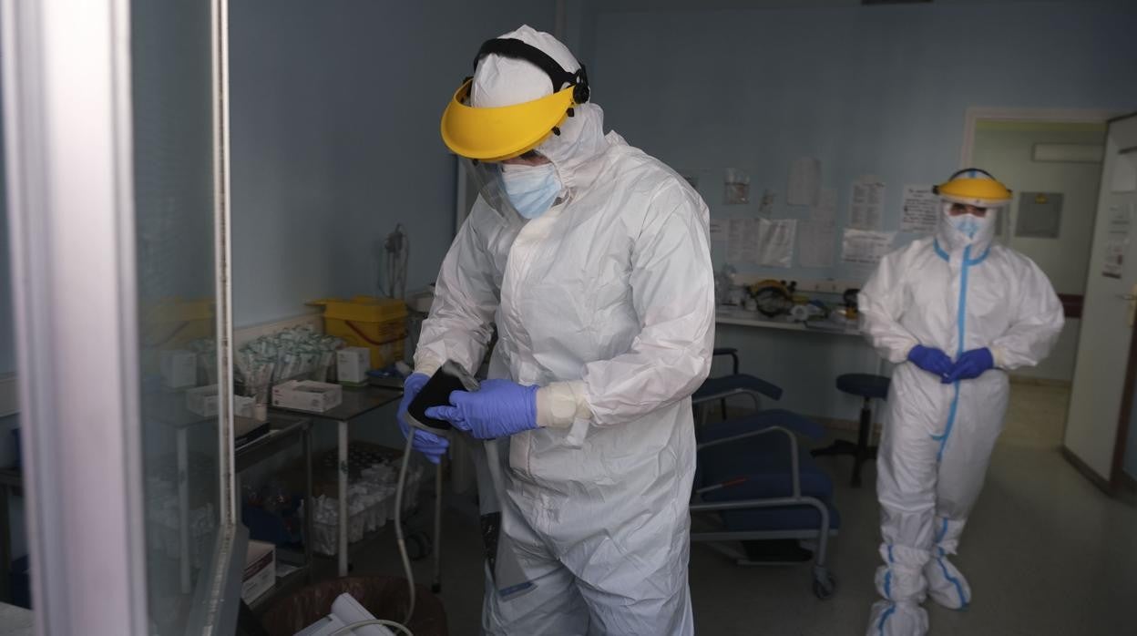 Un sanitario con EPI en el Hospital Puerta del Mar de Cádiz.