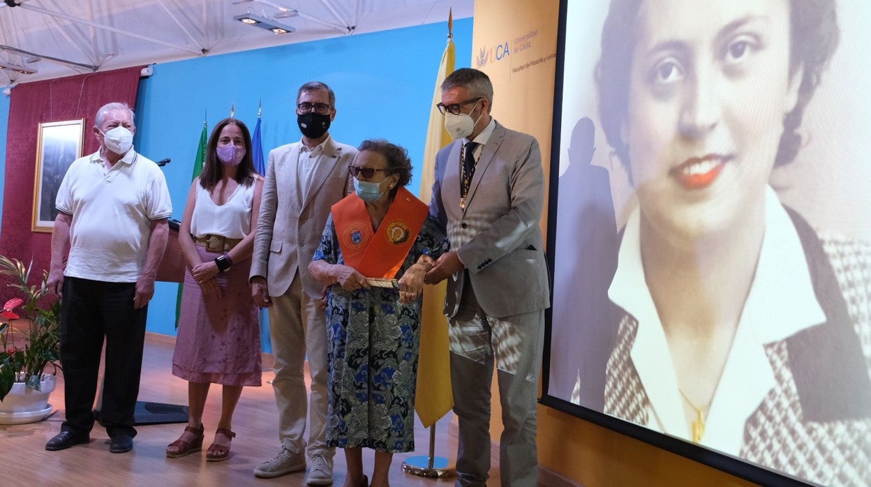 María del Carmen Carrillo Domínguez fue homenajeada con la Insignia de Oro de la UCA