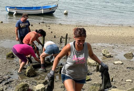 Miembros recogiendo basura en el río Palmones