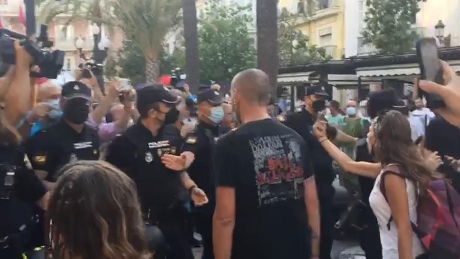 Vídeo: Tensión en la plaza de San Juan de Dios en el acto de VOX con Macarena Olona en Cádiz