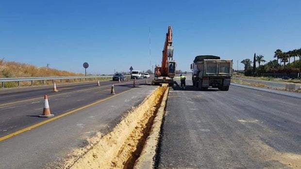 El Gobierno pone en servicio el desdoble de la carretera entre Dos Hermanas y Los Palacios