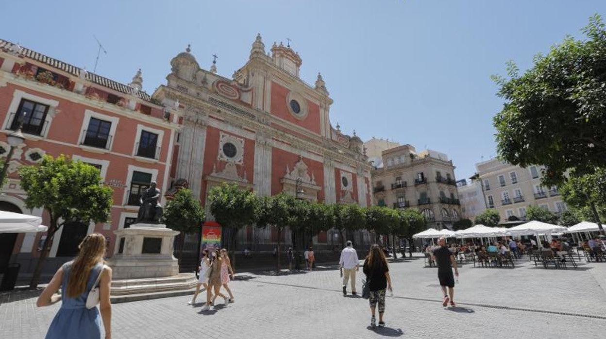 Ambiente relajado en la Plaza del Salvador de Sevilla