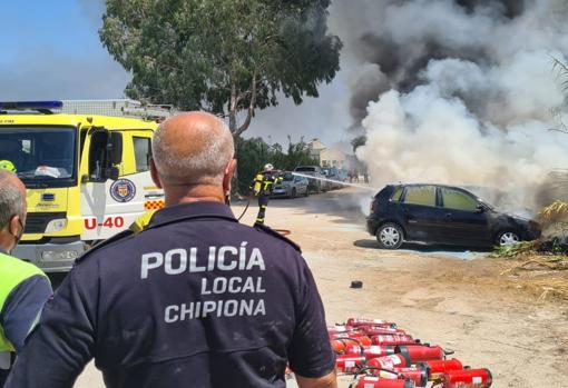 Un incendio calcina seis coches en el acceso a playa de Tres Piedras, en Chipiona