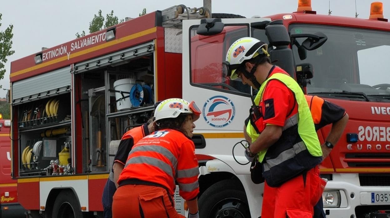 Bomberos y sanitarios intervienen en un accidente de tráfico.