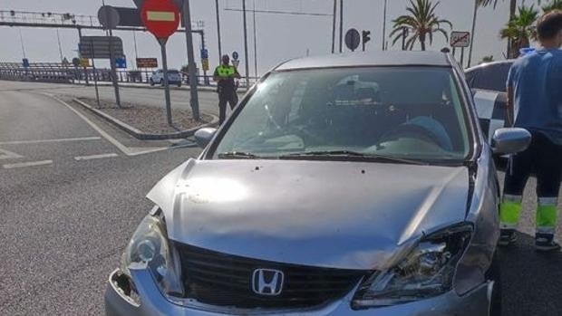 Trasladado al hospital tras un accidente de tráfico en la rotonda del segundo puente de Cádiz