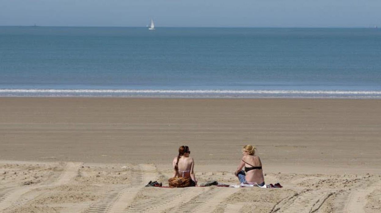 Dos mujeres en la playa de Valdelagrana.