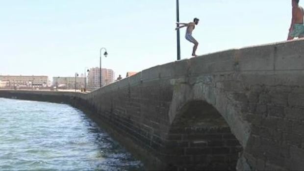 Dos jóvenes resultan heridos después de tirarse desde el Puente Canal de Cádiz