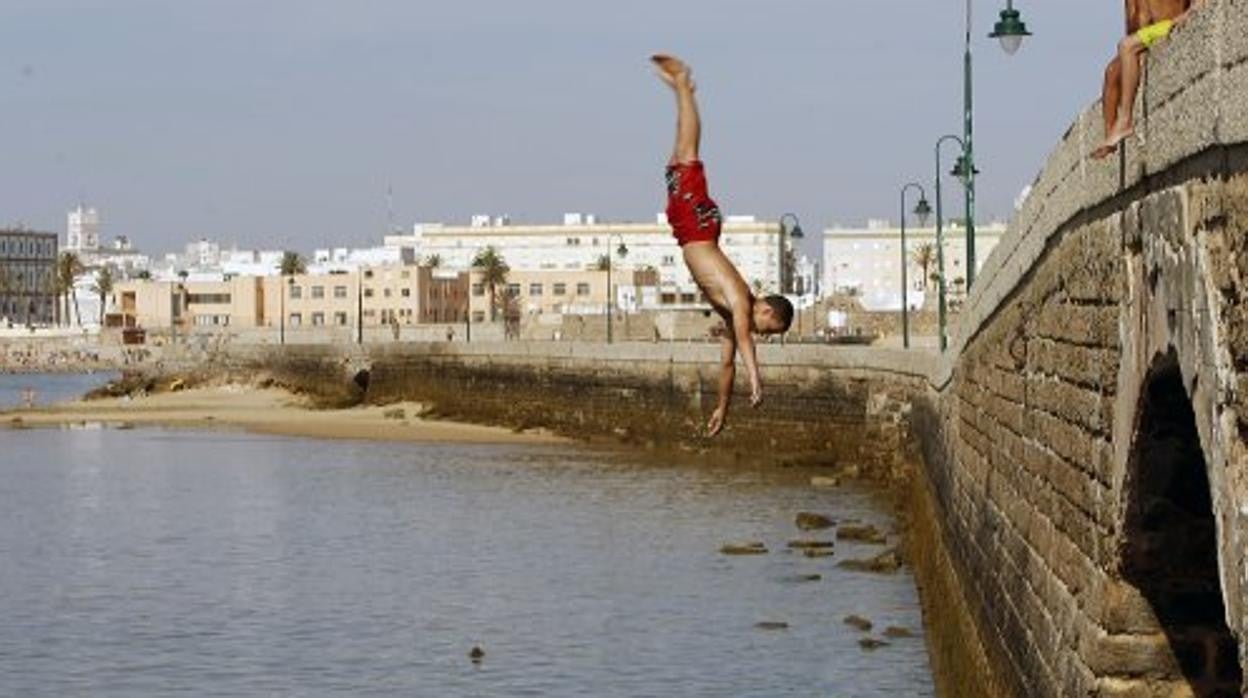 Un joven se lanza desde el puente Canal de Cádiz