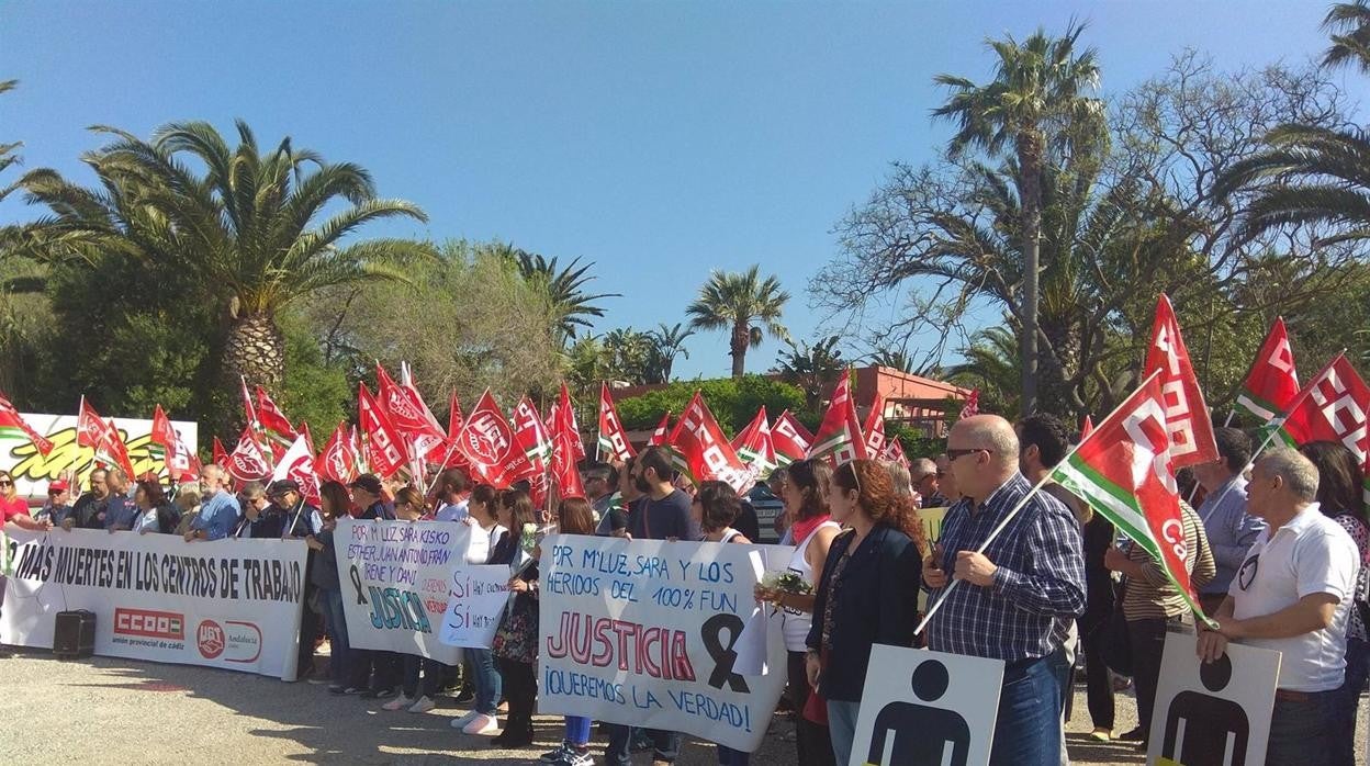 Afectados del incendio en el hotel de Tarifa destacan en el cuarto aniversario que «había sobrecargas en verano»