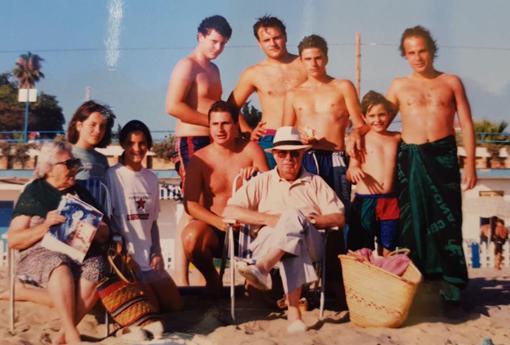 Justo detrás de su abuelo en una tarde de playa de su juventud.