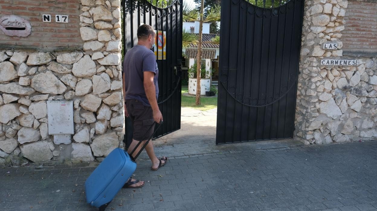 Un vecino entra en un apartamento en Conil de la Frontera.