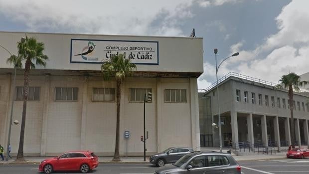 La piscina del complejo Ciudad de Cádiz se pinta por primera vez desde que se inauguró