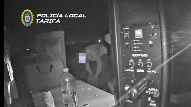 Disuelven un macrobotellón, intervienen reproductores de música, desalojan un local y sorprenden a dos grafiteros durante una misma noche en Tarifa