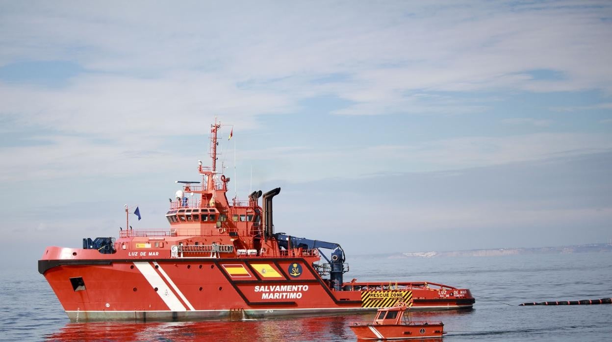 Salvamento rescata a cuatro varones de origen magrebí en una patera a la deriva en el Estrecho