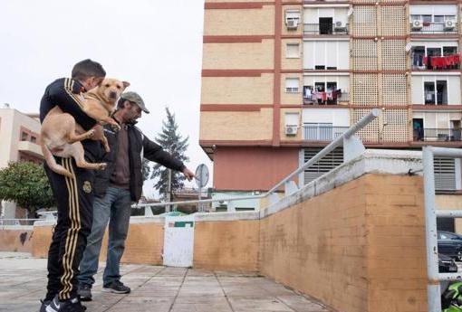 Unos vecinos señalan el lugar donde fue hallado el cadáver de la víctima