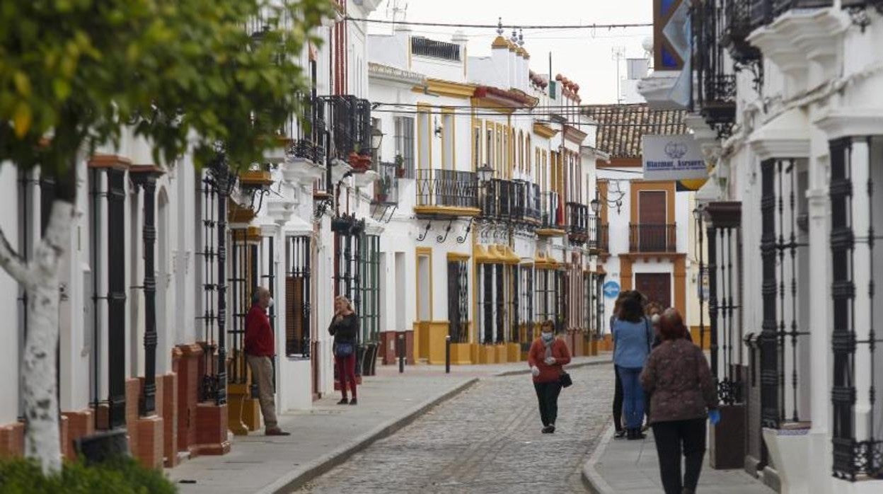 Una de las principales calles de Villaverde del Río durante el primer confinamiento en 2020