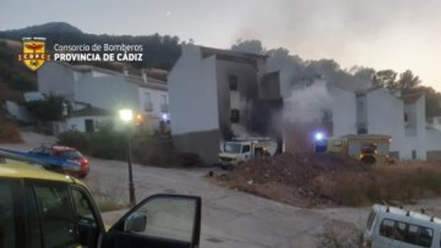 Aparatoso incendio en un garaje en El Gastor