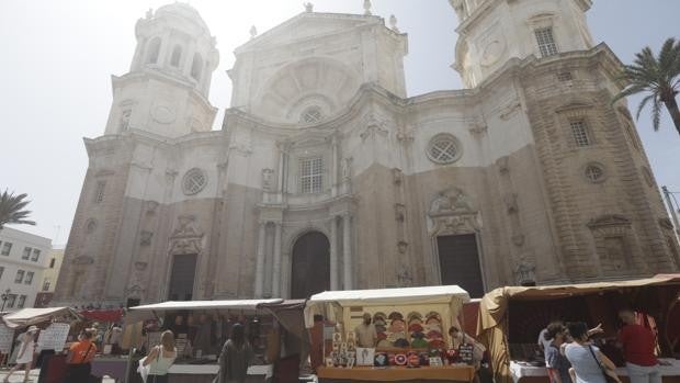 Caen varios cascotes de la Catedral de Cádiz y la Policía acordona la zona