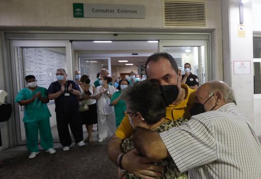 El paciente recibe el abrazo de sus padres y el aplauso de los sanitarios del Puerta del Mar.