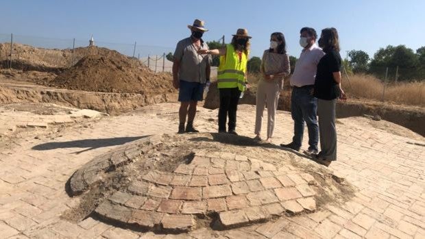 Susana Cayuelas visita la zona arqueológica en la que se está recuperando Las Aceñas de Lora del Río