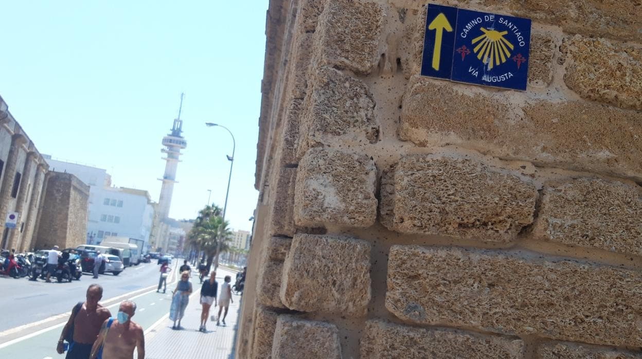 Una de las indicaciones del Camino, en la avenida Fernández Ladreda de Cádiz.