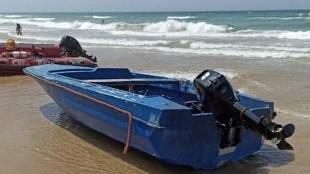 Llega una patera a la playa de La Barrosa, en Chiclana