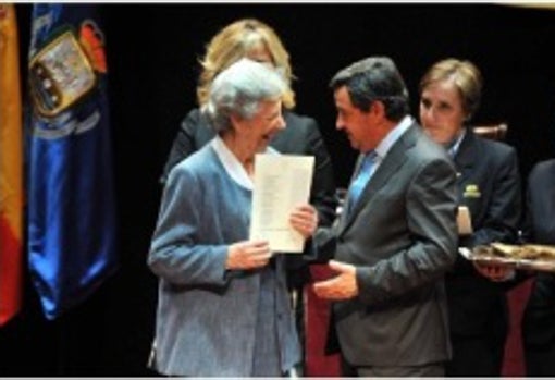 Emilia Sevillano recibiendo el reconocimiento de parte del antiguo alcalde, Loaiza, en 2014