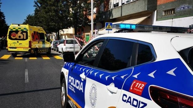 Herida grave en un accidente en un paso de peatones en la avenida de la Sanidad Pública de Cádiz