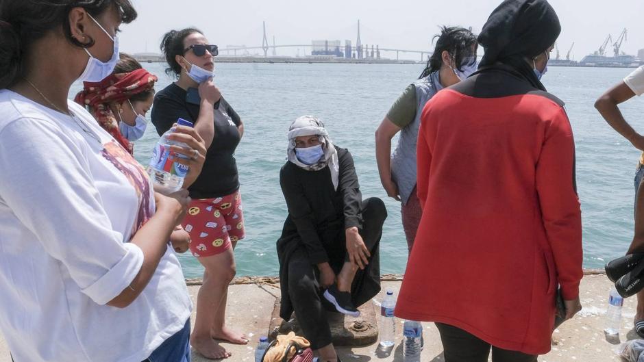 Vídeo: Salvamento Marítimo traslada a Puerto América, en Cádiz, a los ocupantes de una patera