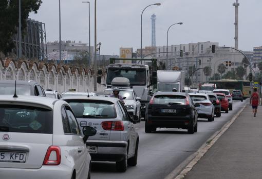 Atascos en la Carretera de industrial, en Cádiz | Antonio Vázquez