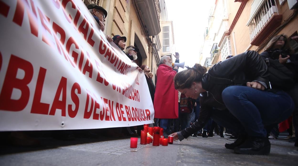 El PP recuerda a Kichi que las familias gaditanas más desfavorecidas podrían estar beneficiándose del bono social estatal.