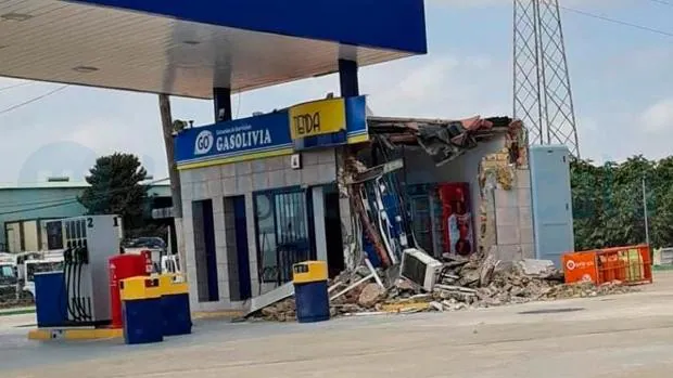 Revientan una gasolinera con una retroexcavadora en la carretera que une Alcalá de Guadaíra y Mairena del Alcor