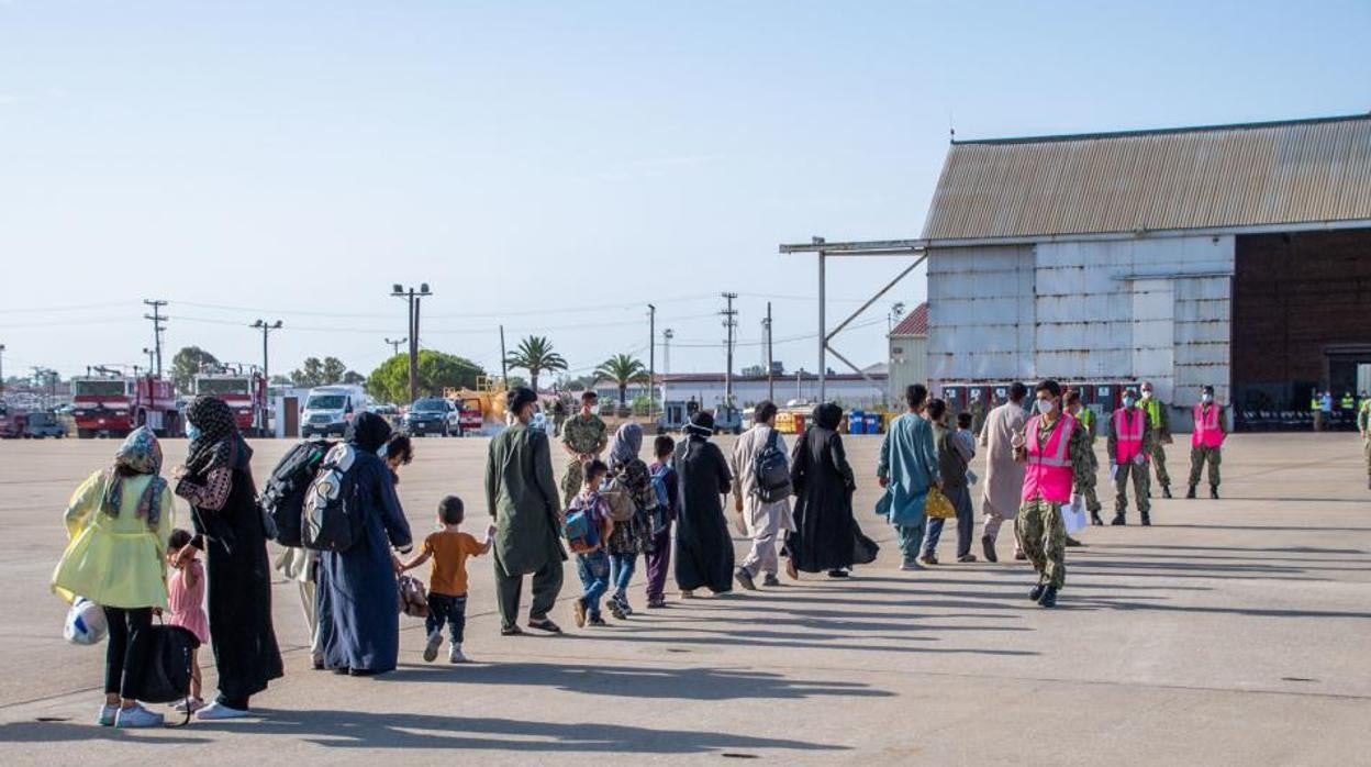 Los refugiados afganos llegan a la Base de Rota.