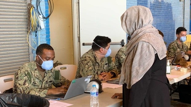 Casi un millar de refugiados afganos ya se encuentran en el campamento de la Base Naval de Rota