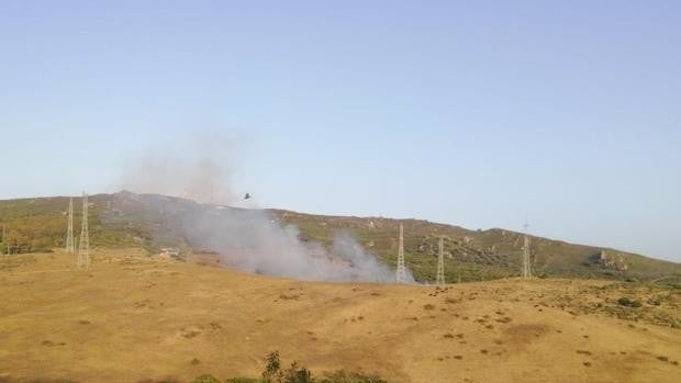 Declarado un incendio en la Sierra de Carbonera, entre San Roque y La Línea