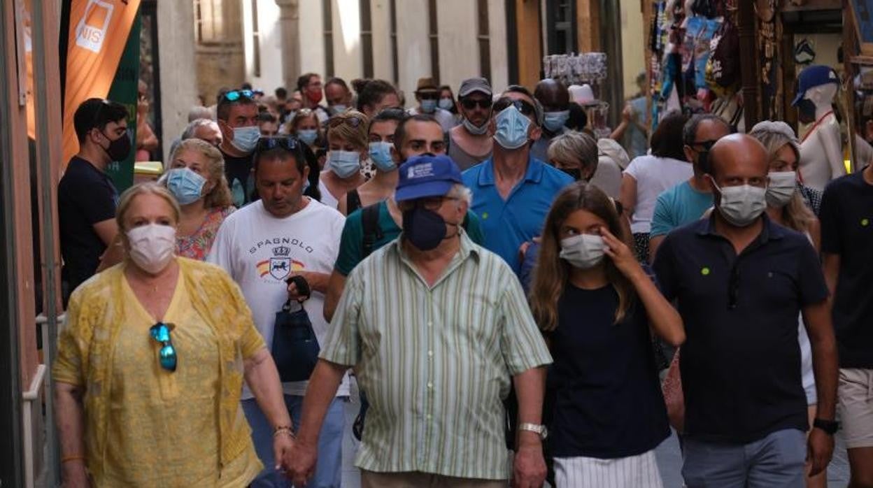 Un grupo de turistas, ayer durante una ruta guiada por el casco histórico.