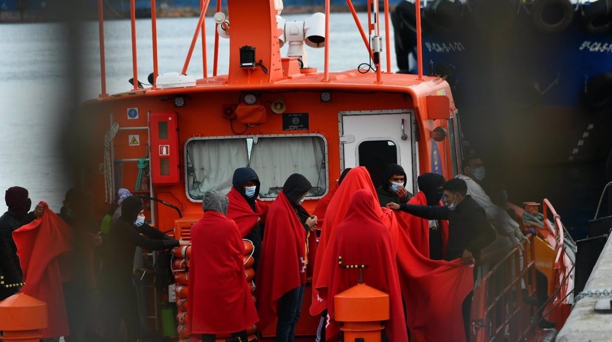 Rescatadas nueve personas que navegaban en dos pateras rumbo a la costa de Tarifa