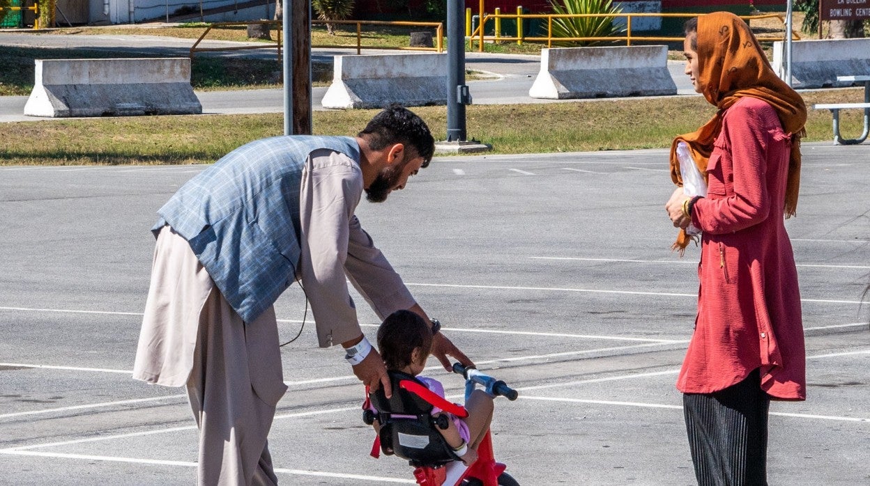 Una familia afgana se adapta a la vida en la base de Rota