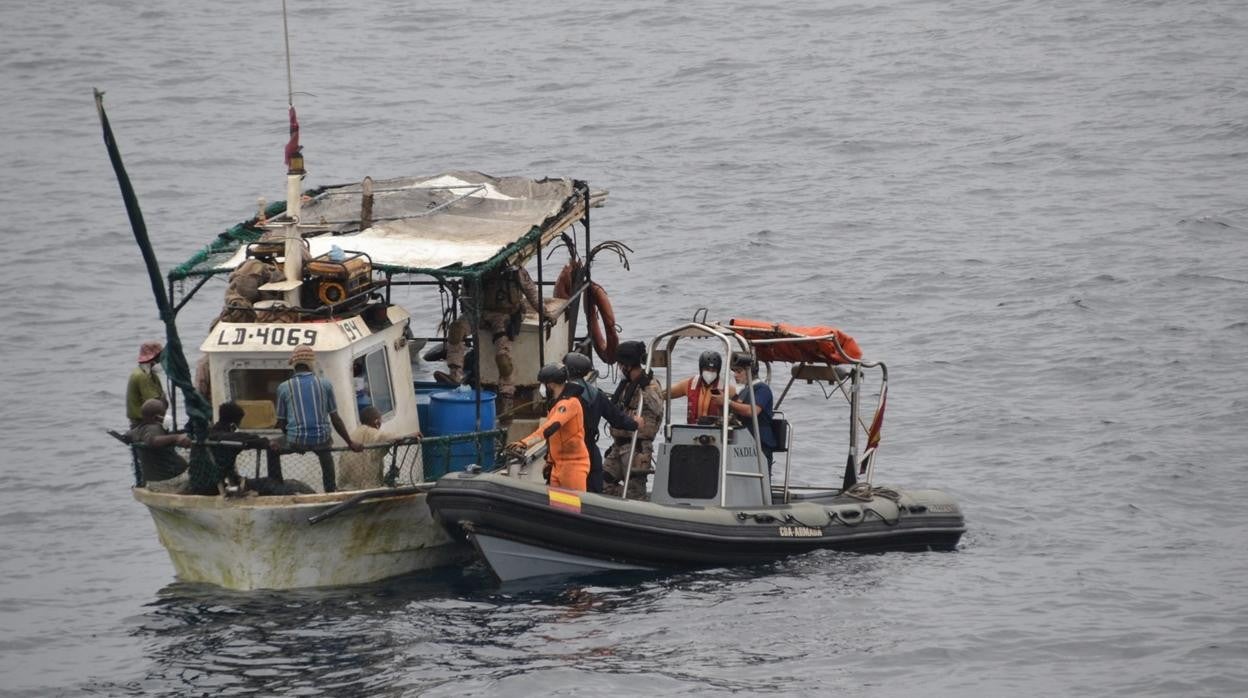 El patrullero gaditano Vigía socorre a un pesquero tras cinco días a la deriva en aguas de Angola