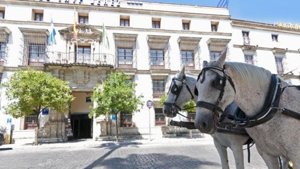 Ayuntamientos de interior y de costa de Cádiz celebran por igual grandes datos de ocupación de agosto