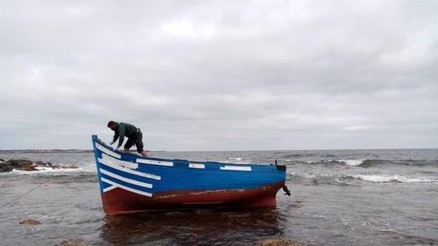 Alcanza la costa de Algeciras una patera con unas seis personas a bordo