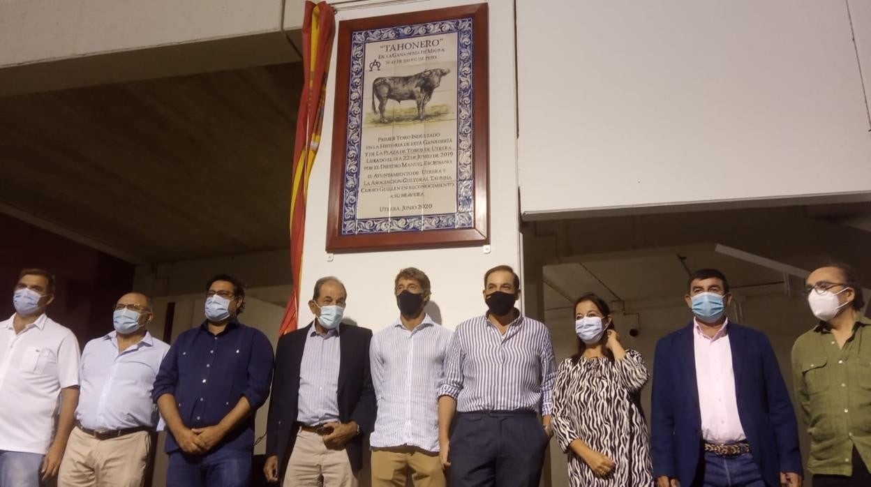 El torero Manuel Escribano y representantes de la ganadería Miura en la inauguración del azulejo