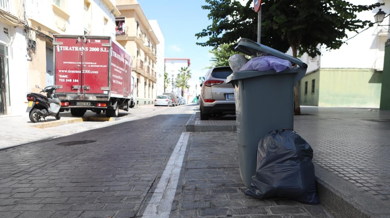 El necesidad de un nuevo pliego de limipieza y recogida de basuras, una de las principales demandas de los vecinos.