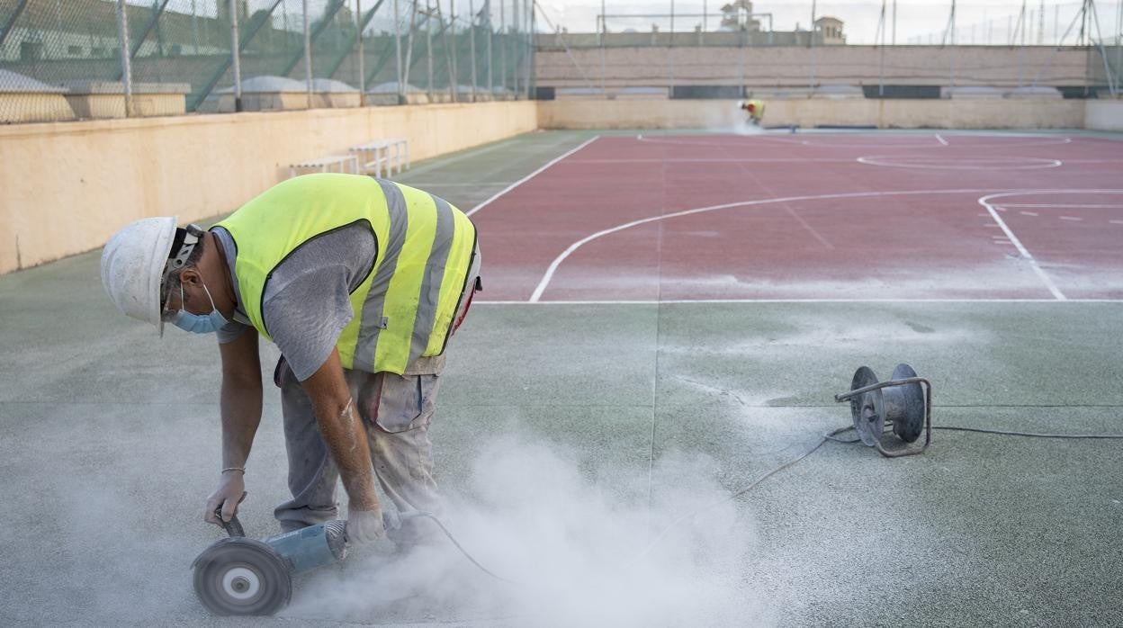 Casi 50.000 euros para reformar las pistas deportivas de Bahía Sur