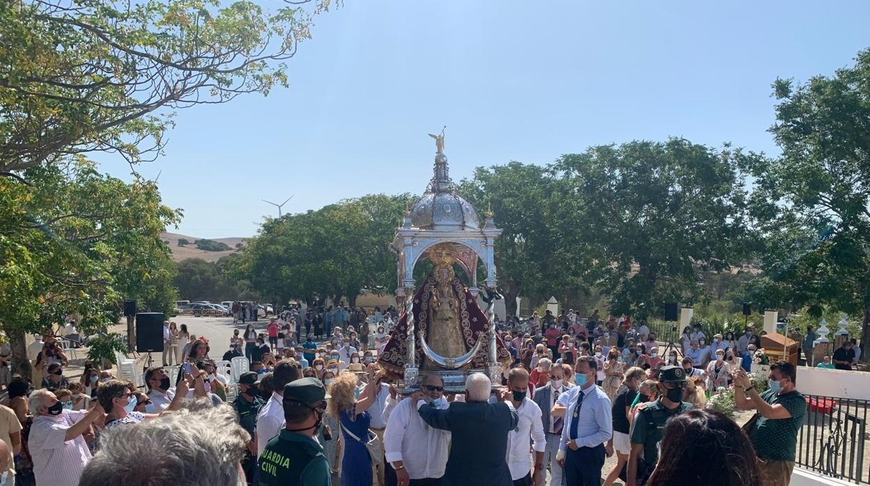 La Virgen de Los Santos sale de su ermita como excepción para celebrar su festividad