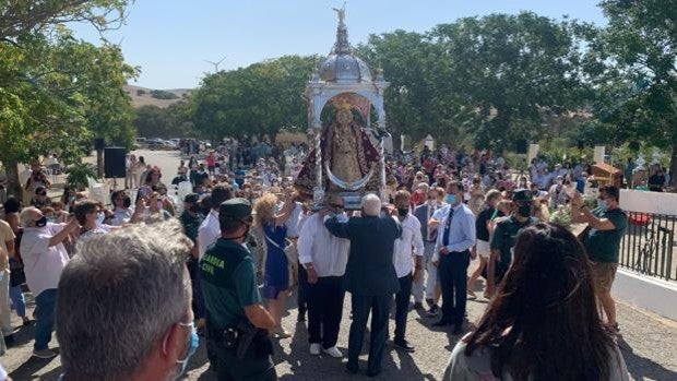 La Virgen de Los Santos sale de su ermita como excepción para celebrar su festividad