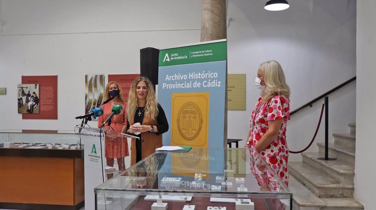 La delegada de la Junta en Cádiz, Ana Mestre, durante la presentación de la exposición de la joyera cordobesa Ángeles Morejón 'Legado'.