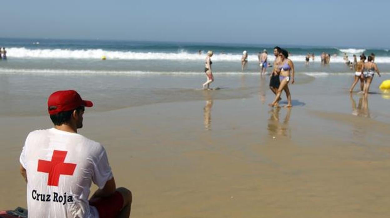 Más de 3.760 atenciones de Cruz Roja en las playas de Chiclana por el servicio de socorrismo