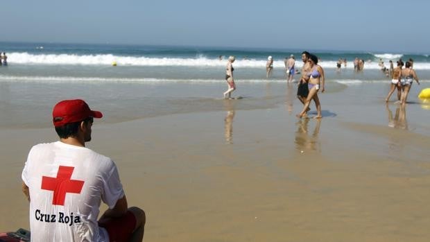 Más de 3.760 atenciones de Cruz Roja en las playas de Chiclana por el servicio de socorrismo